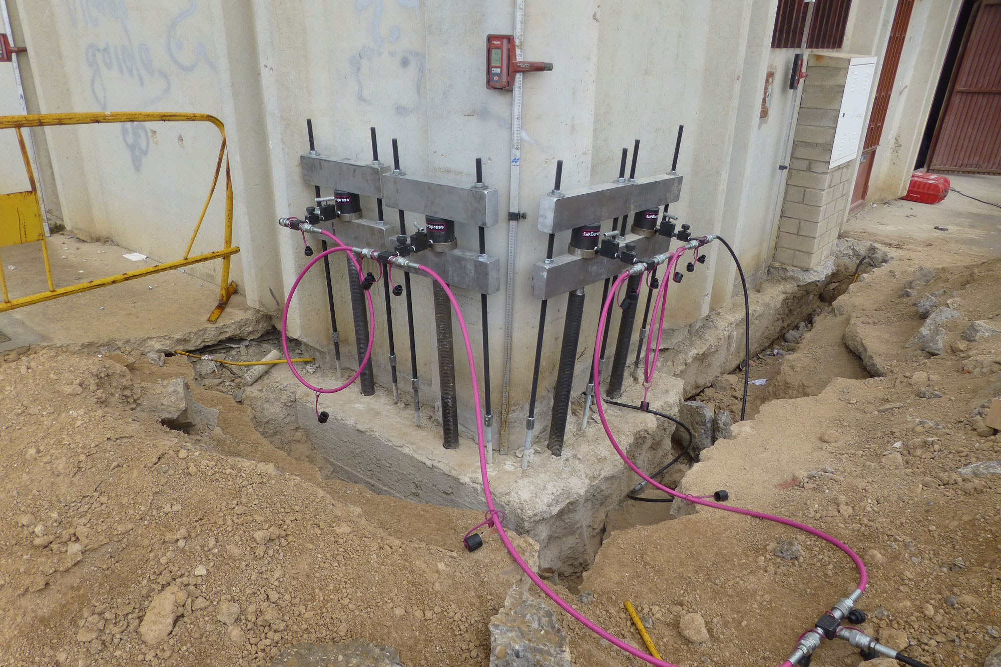 Reparación en nave industrial. Recalce cimentación con elevación Reparación en nave industrial. Recalce cimentación con elevación